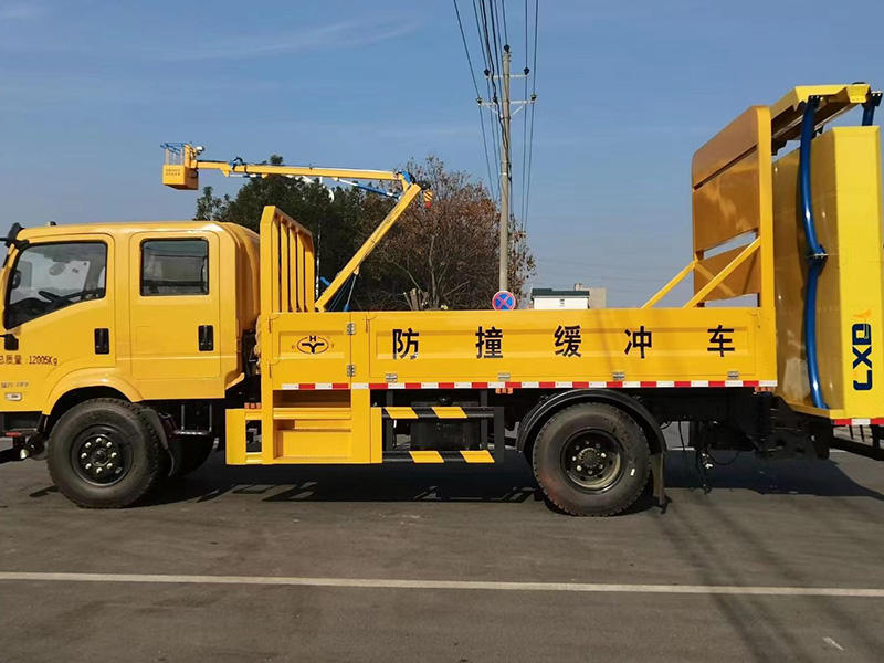 东风大双排100K防撞缓冲车