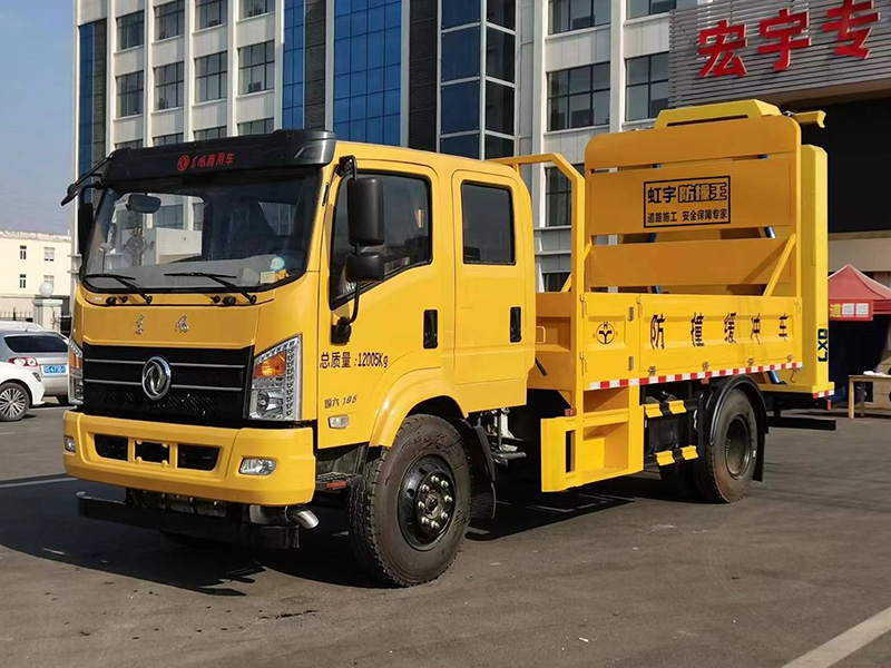 东风大双排100K防撞缓冲车