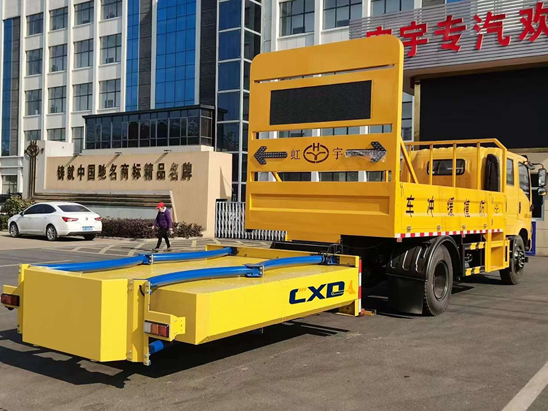 东风大双排100K防撞缓冲车