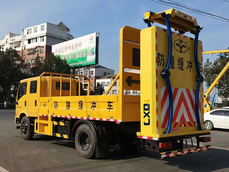 东风大双排100K防撞缓冲车