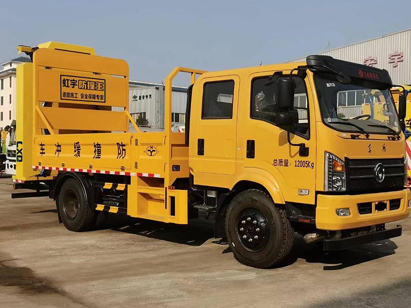 东风大双排100K防撞缓冲车