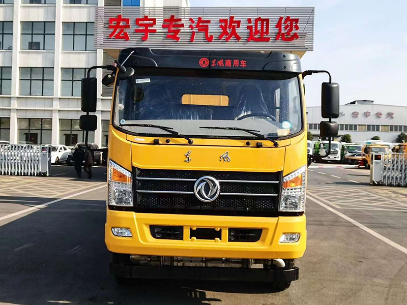 东风大双排100K防撞缓冲车