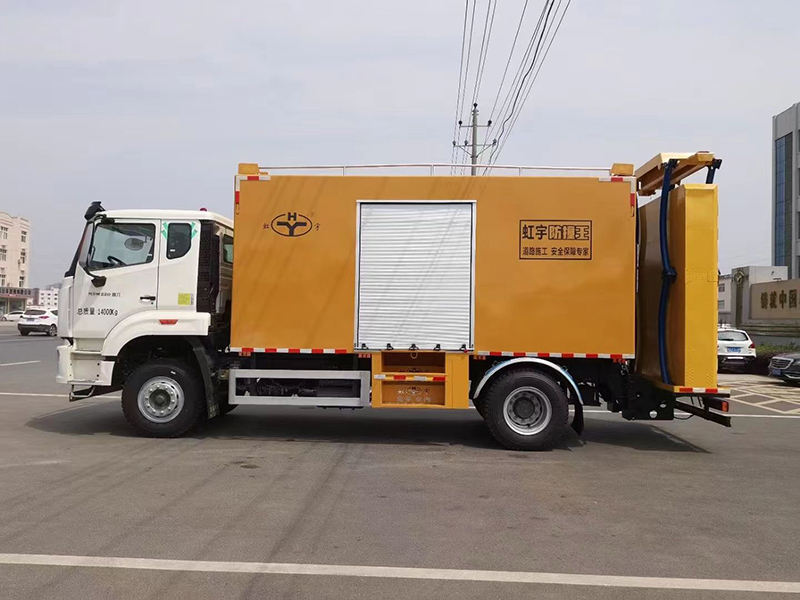 重汽14吨箱式多功能防撞缓冲车